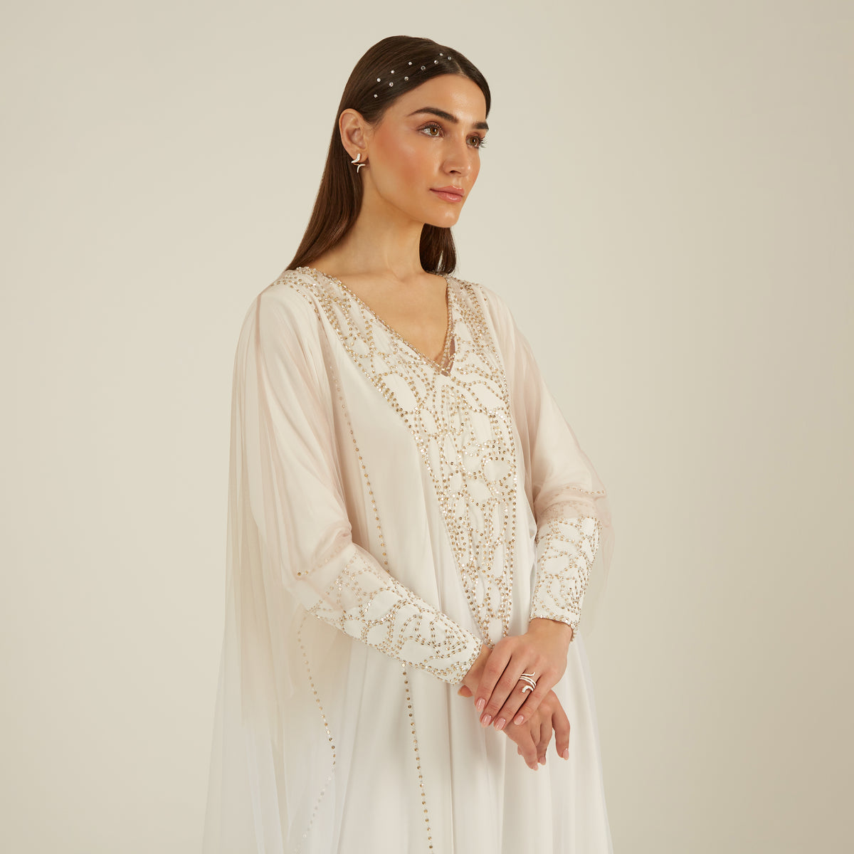 A Luxurious Hand-Embroidered Thobe with Ombre Detailing – Byalmuna